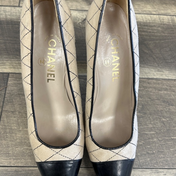 Authentic CHANEL tan suede stitch platform heels pumps 9 - Picture 2 of 8